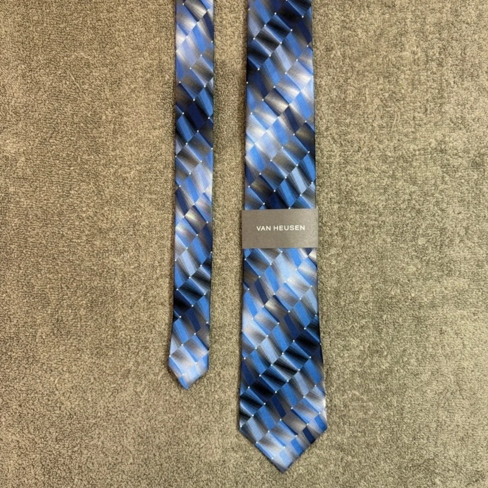 NWT Van Heusen Mens Blue Shaded Round Table Silk Necktie 5V974002 Geometric Grey